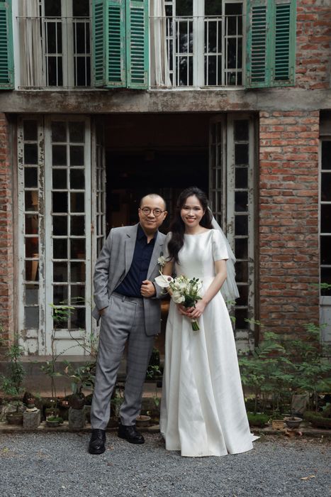 Sơn và Hoa trước ngôi nhà gạch cũ