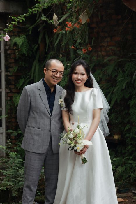 Hoa cầm bó hoa cưới bên Sơn