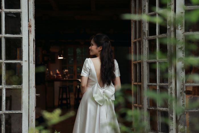 Chiếc nơ trên lưng váy cưới của Hoa