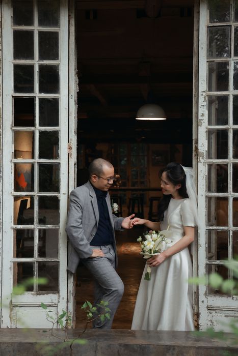 Sơn nắm tay Hoa bên ô cửa