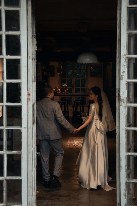 Dắt tay nhau bước vào trong