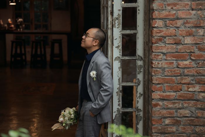 Sơn đứng đợi bên bức tường gạch