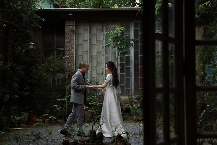 Nắm tay nhau băng qua khu vườn