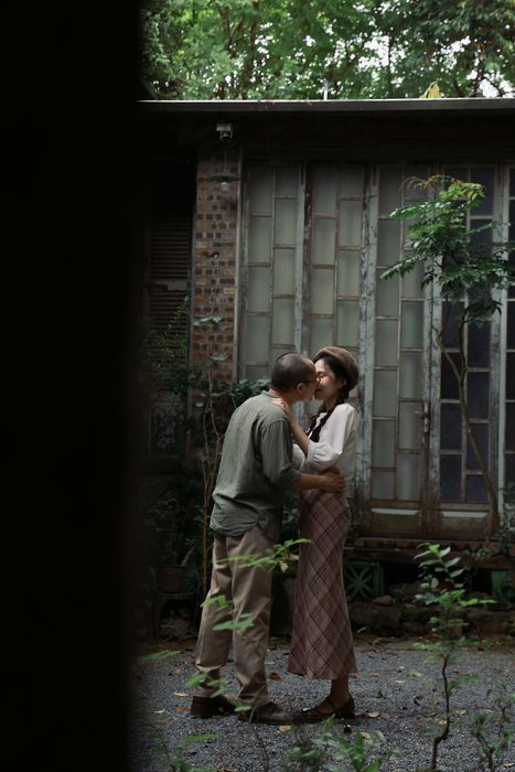 Nụ hôn bên ô cửa kính