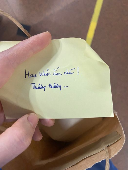 Mảnh giấy nhắn kèm “hộp thuốc”: “Mau khỏi ốm nhé! Thương thương…”