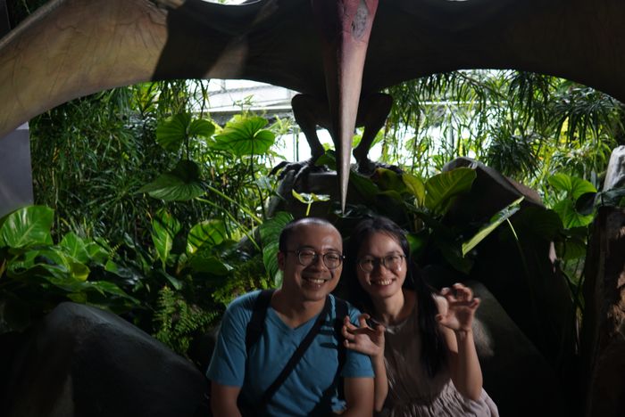 Tạo dáng khủng long dưới chú thằn lằn bay ở Gardens by the Bay